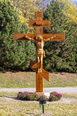 Bavaniste, Sırbistan - 31 Ekim 2021: Bavaniste Manastırı önünde İsa 'nın çarmıha gerilmesi Ahşap Haç.