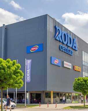 Kragujevac, Sırbistan - 26 Mayıs 2022: Sunny Spring Day 'de Şehir Merkezinde Büyük Alışveriş Merkezi İnşaat Roda.