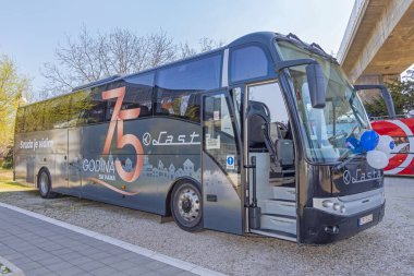 Belgrad, Sırbistan - 24 Mart 2022: Turistler Otobüsü 75 Yıllık Hizmet Balonlarıyla süslendi.