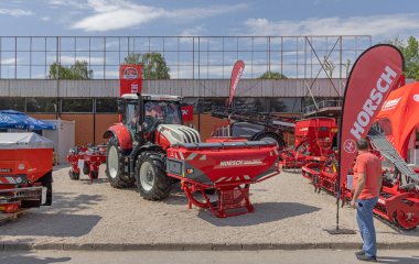 Novi Sad, Sırbistan - 21 Mayıs 2022: Alman Şirketi Horsch Tarım Makineleri Fuar Fuarı Standı.
