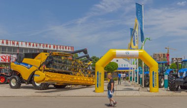 Novi Sad, Sırbistan - 21 Mayıs 2022: Hasatçılar ve Modern Traktörler Yeni Hollanda Tarım Ticaret Fuarı Standı Fuarı.