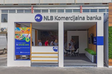 Novi Sad, Sırbistan - 21 Mayıs 2022: Tarım Fuarı Fuar Fuarı Reklam Booth NLB Grup Ticaret Bankası.