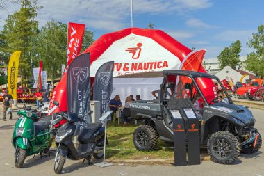 Novi Sad, Sırbistan - 21 Mayıs 2022: Peugeot Scooter 'lar Motosikletler ve Segway Dörtlüleri Güzel Gün' de Tarım Fuarı Fuarı Fuarı 'nda.