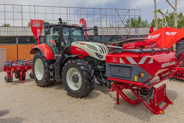 Újvidék Szerbia 2022 Május Steyr Traktor Lovas Szerelvényekkel Gazdálkodási Berendezések — Stock Fotó