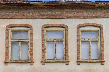 Eski Bina 'da Tuğlalı Üç Pencere Çalışıyor