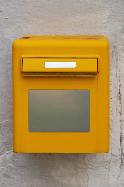 Nástěnná Montáž Jasně Žlutá Poštovní Schránka — Stock fotografie