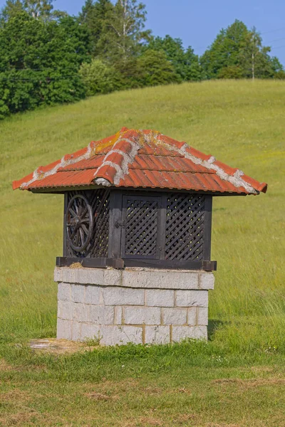 Ruota Legno Pozzo Acqua Nero Nel Villaggio Rurale — Foto Stock