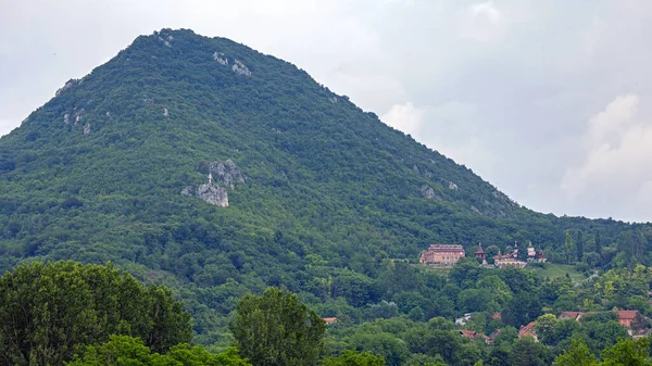 Monasterio Lesje Cruz Símbolo Rtanj Montaña Serbia Oriental —  Fotos de Stock