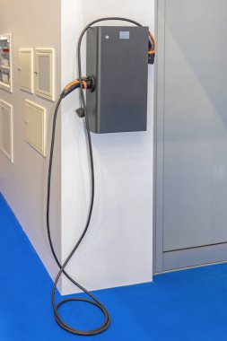 Ev Garajında duvara monte edilmiş elektrikli araba şarjı.