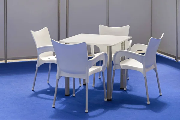 Tavolo Plastica Con Sedie Tappeto Blu Nello Stand Expo — Foto Stock