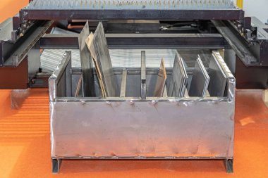 Atölyede Metal Malzeme Tutucu Rafı