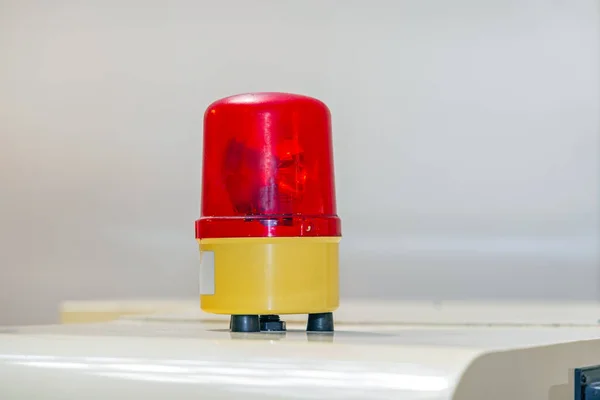 マシンの上部にある赤いドーム警告回転ライト — ストック写真