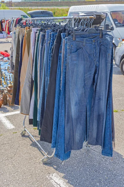 Blauwe Jeans Denim Broek Opknoping Railing Flea Market — Stockfoto