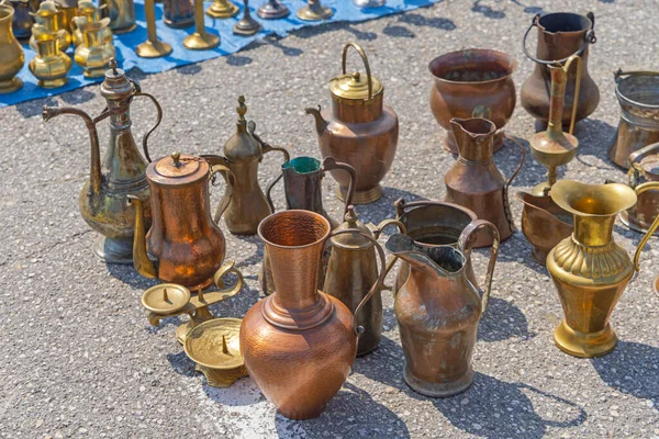 Vintage Kupfer Messing Krüge Töpfe Auf Dem Flohmarkt — Stockfoto