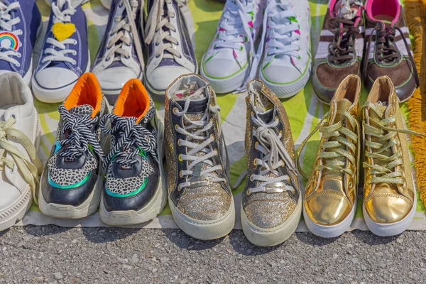 Goud Metallic Fashion Schoenen Moderne Schoeisel Vlooienmarkt — Stockfoto