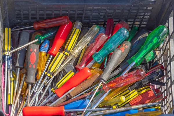 Πολλά Διαφορετικά Εργαλεία Χειρός Κατσαβιδιών Στην Crate — Φωτογραφία Αρχείου