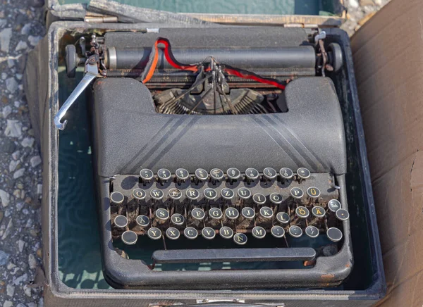 Старая Черная Пишущая Машинка Коробке Немецкой Клавиатуры — стоковое фото