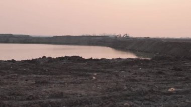 Büyük Operasyon Nehir yatağı Kum Madenciliği Kazısı Göl Su Ortamı Tavası