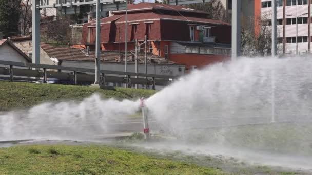 Rozbity Hydrant Przeciwpożarowy Opryskujący Wodą Wysokociśnieniową Ulicach Miasta — Wideo stockowe