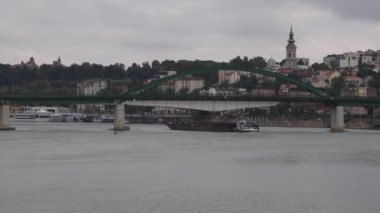 Belgrad Sava Nehri 'ndeki Eski Köprü Altında Mavna İten Römorkör Sırbistan