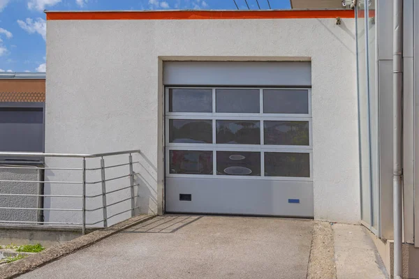 Elektrische Garage Sectionele Rolluiken Met Glas Ramen — Stockfoto