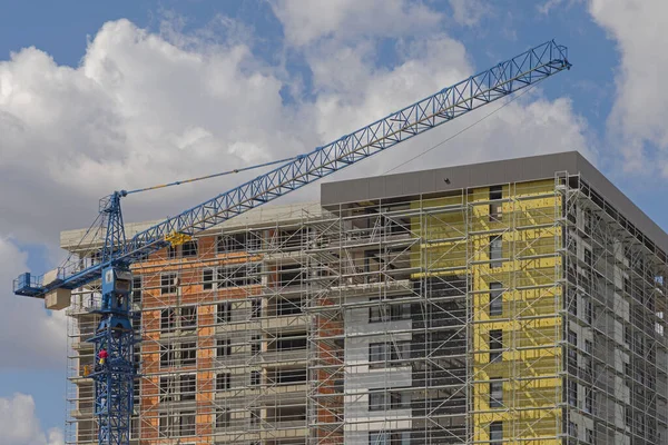 Condo Building Scaffolding Insulation Construction Site Crane — Stockfoto