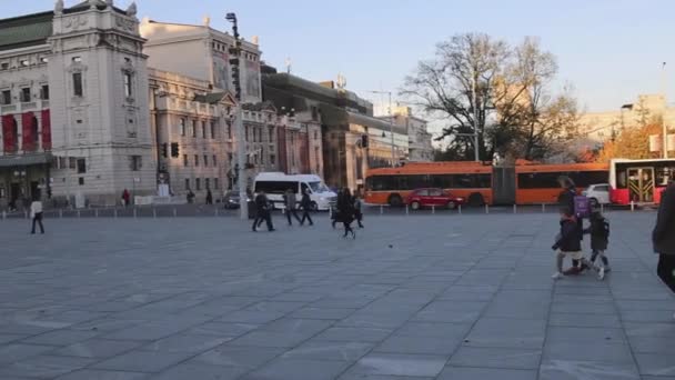 セルビア ベオグラード 2021年10月29日 首都中心部の共和国広場の国立博物館劇場と馬術記念碑のランドマーク — ストック動画