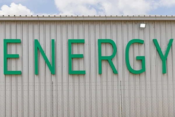 Green Sign Energia Ipari Épületben — Stock Fotó