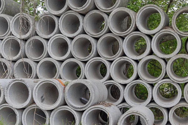 Novos Tubos Esgoto Concreto Empilhados Segmentos Canteiro Obras — Fotografia de Stock
