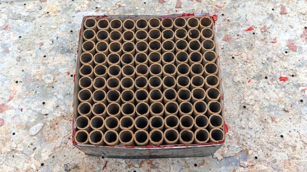 Используемые Фейерверки Картонной Коробке Сотни Ракет — стоковое фото
