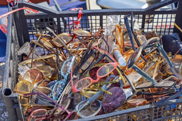 古い使用上の注意リサイクル箱の眼鏡とサングラス — ストック写真