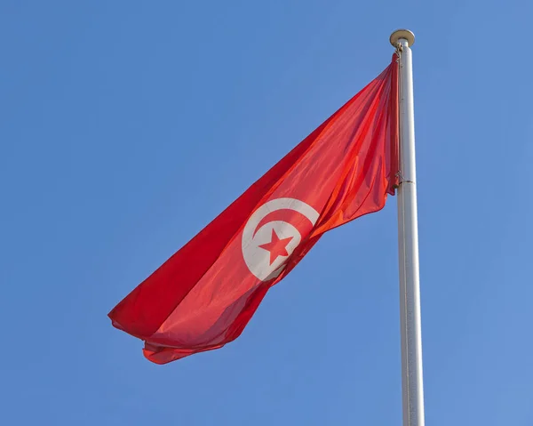 Nova Bandeira Vermelha Brilhante Tunísia Céu Azul Claro — Fotografia de Stock