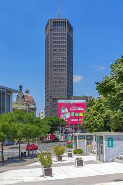 Belgrad, Sırbistan - 05 Haziran 2022: Kare Zvetni ve Gökdelen Kulesi Başkent Merkezindeki Beogradjanka Güneşli Bahar Günü.