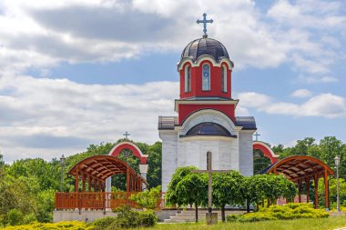 Kragujevac, Sırbistan - 26 Mayıs 2022: Sırp Ortodoks Yeni Şehitler Kilisesi Anma Parkı Sumarice 'ında.