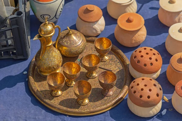 Vintage Messing Kupferkrug Mit Trinkgläsern Auf Dem Tablett Flohmarkt — Stockfoto