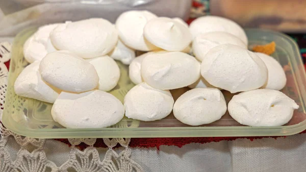 Bílé Bonbóny Meringue Podávané Zásobníku — Stock fotografie