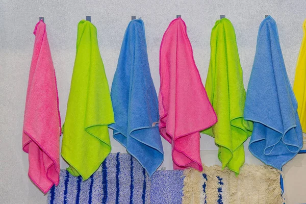 Kleurgecodeerde Microvezel Handdoeken Kleding Schoonmaakmiddelen Aan Muur — Stockfoto