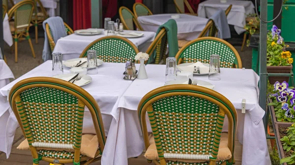 Tabelas Pano Branco Restaurante Terraço Almoço Configuração — Fotografia de Stock