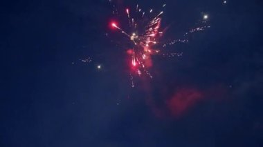 Mavi Gök Gecesi Kutlamasında Küçük Havai fişek Partisi Roketleri