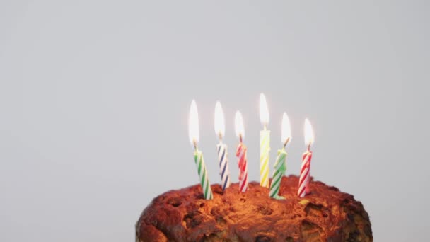 Έξι Πολύχρωμα Κεριά Lit Φλόγα Στο Πάρτι Γενεθλίων Κέικ — Αρχείο Βίντεο