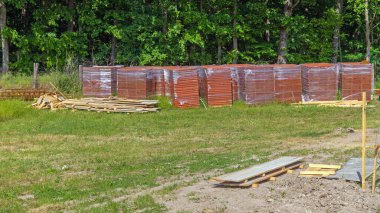 Pallet Evi İnşaat Alanında Yeni Tuğla Blokları