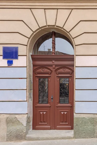 Большая Коричневая Двойная Дверь Прозрачным Окном Arch House — стоковое фото