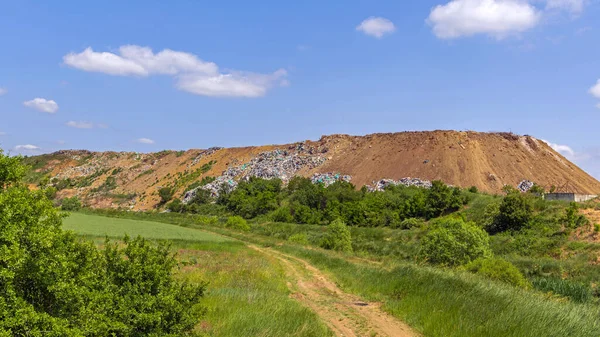 Дорога Мусорному Полигону Безвредных Отходов Вблизи Города — стоковое фото