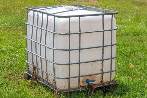 Plastic Tank Pallet Portable Water Storage Field — Stock Photo, Image