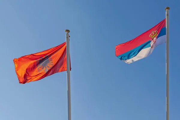 Serbie Albanie Drapeaux Ensemble Journée Ensoleillée Ciel Bleu — Photo