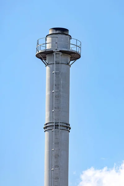 Высокий Дымоход Металлических Труб Лестницей Платформой Верхней Части — стоковое фото