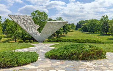 Kragujevac, Sırbistan - 26 Mayıs 2022: 21 Ekim 1941 'de Sumarice Memorial Park' ta düzenlenen 2. Dünya Savaşı sırasında öldürülen öğrenciler ve öğretmenleri tarafından kesilen uçuş anıtı.