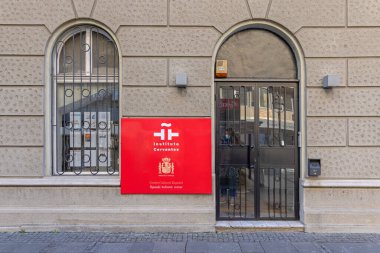 Belgrad, Sırbistan - 16 Ekim 2021: Başkentteki İspanyol Kültür Merkezi Binasına Sonbahar Günü Giriş.