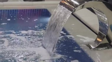 Modern Spa Havuzunda Şelale Aygıtı Yüksek Akış Suyu 