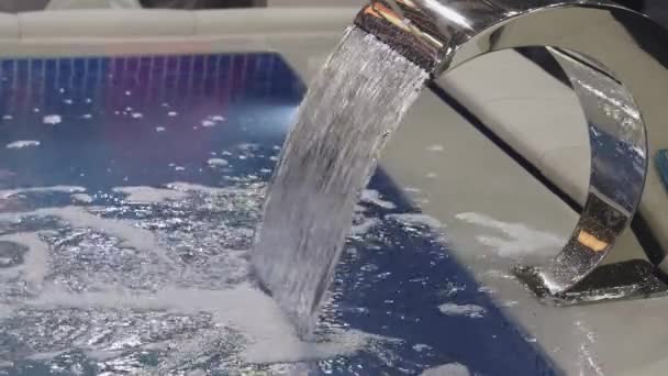 Waterfall Device High Flow Water Een Modern Kuuroord — Stockvideo